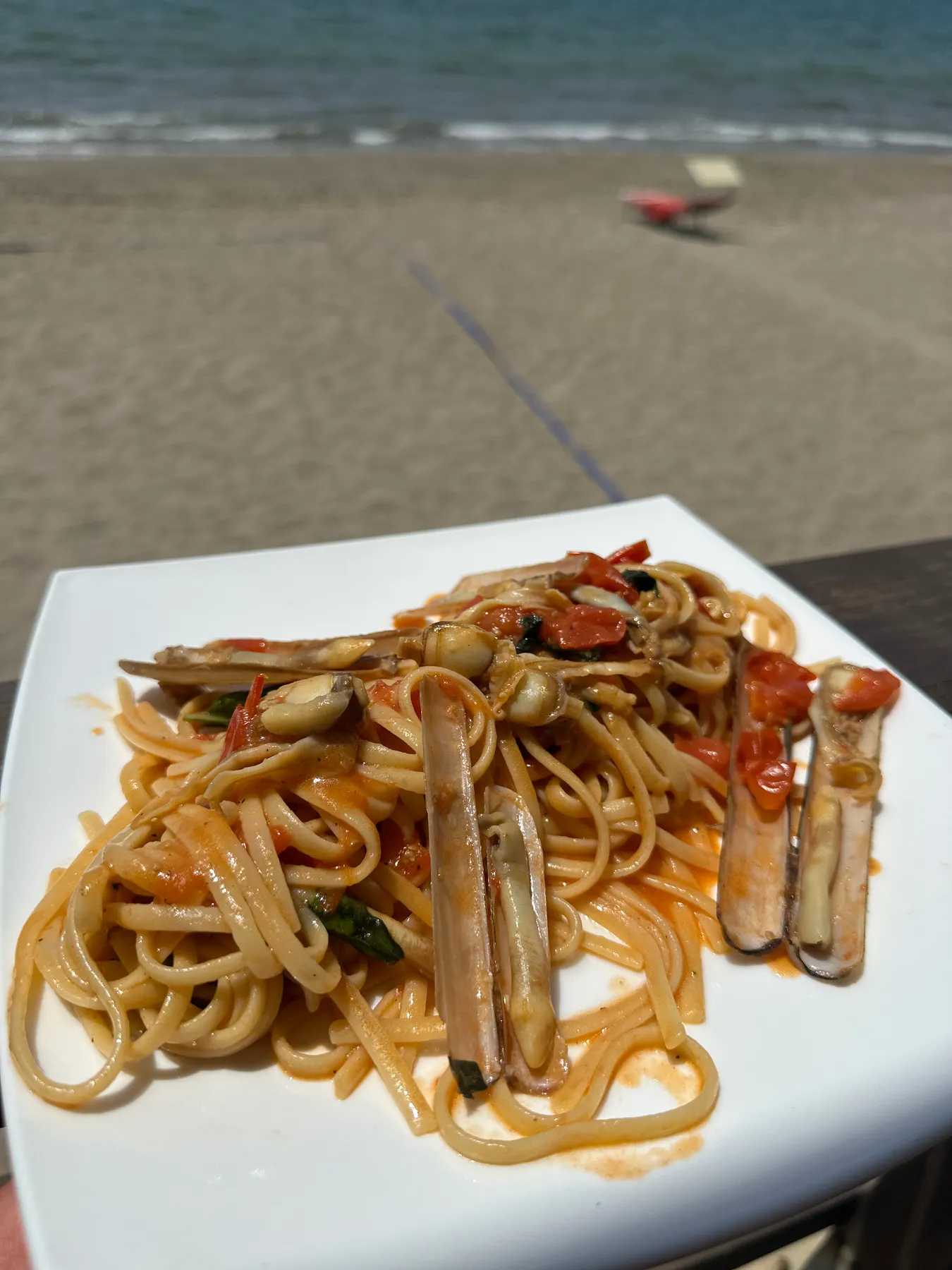 Piatto di pesce del ristorante con vista mare