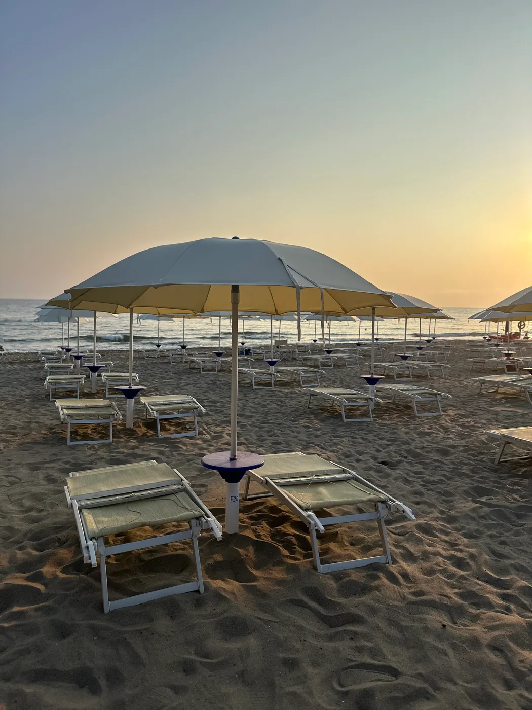 File ombrelloni vista mare a Battipaglia