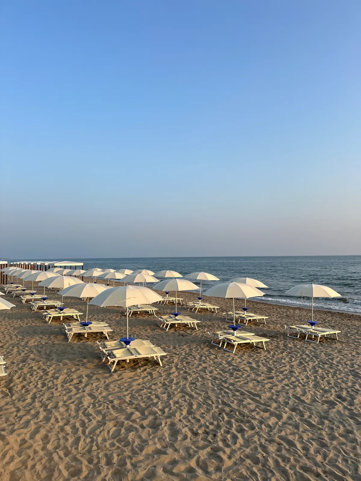 Spiaggia attrezzata con gazebo