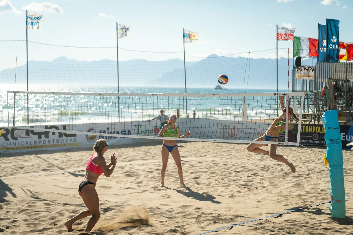 Torneo di beach volley sulla sabbia a Battipaglia