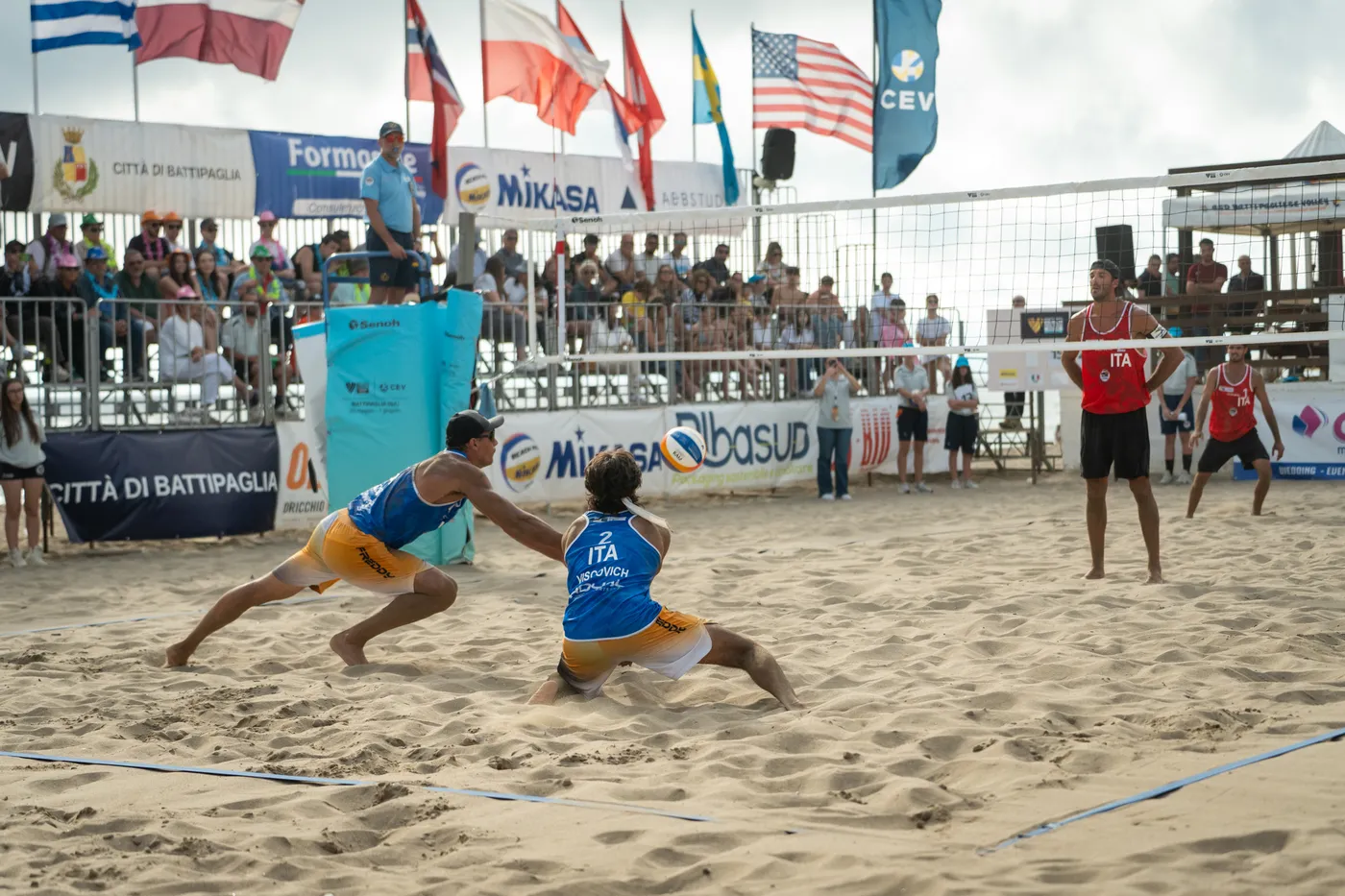 Giovani atleti in campo a un torneo di beach volley a Battipaglia