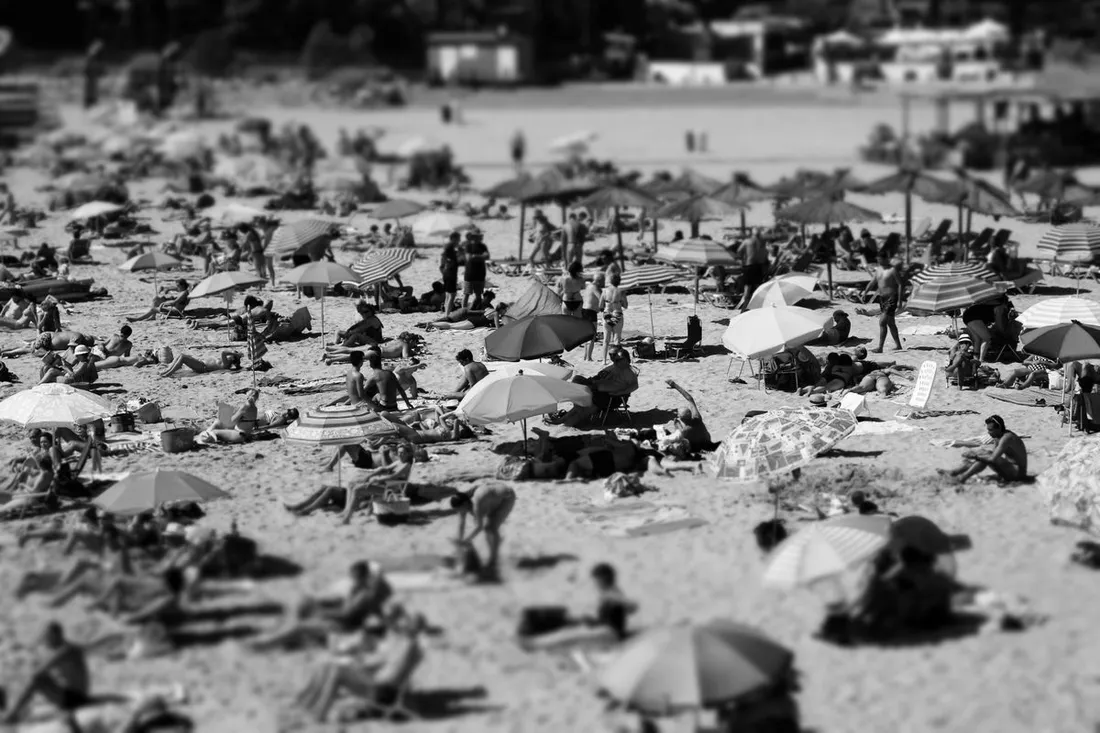 Ombrelloni e lettini su una pedana affacciata sul mare &mdash; immagine evocativa della vita balneare degli anni Settanta e Ottanta