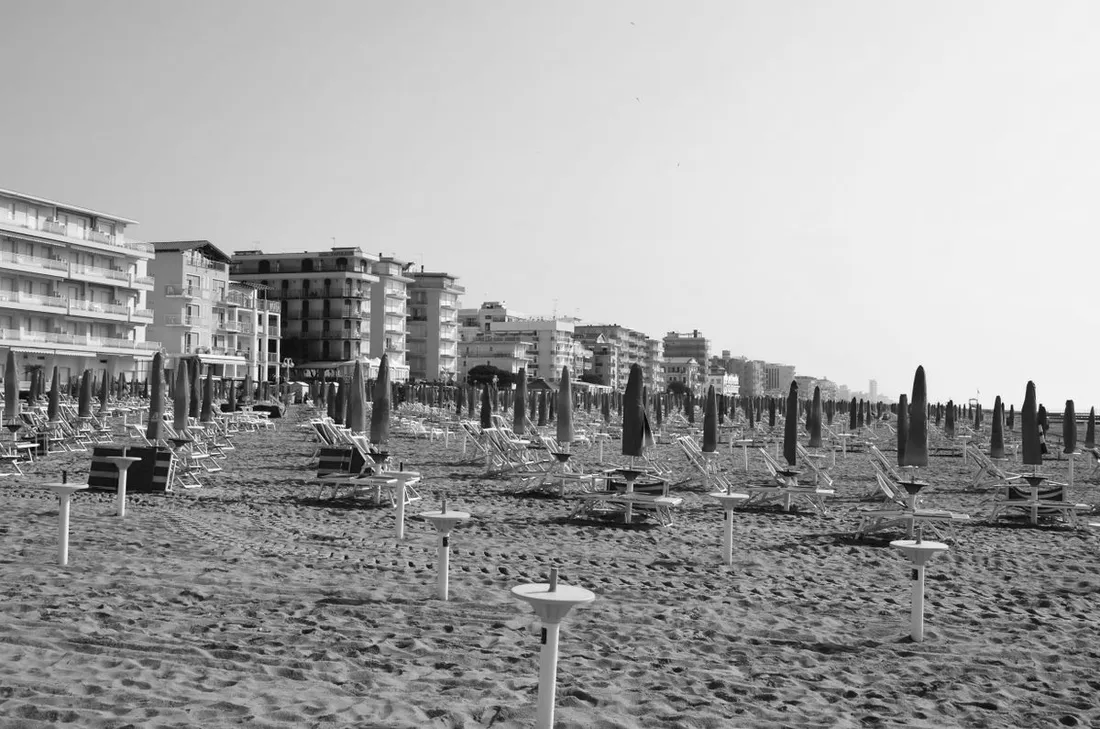 Bagnanti in costume d&rsquo;epoca in riva al mare &mdash; immagine evocativa degli anni Cinquanta