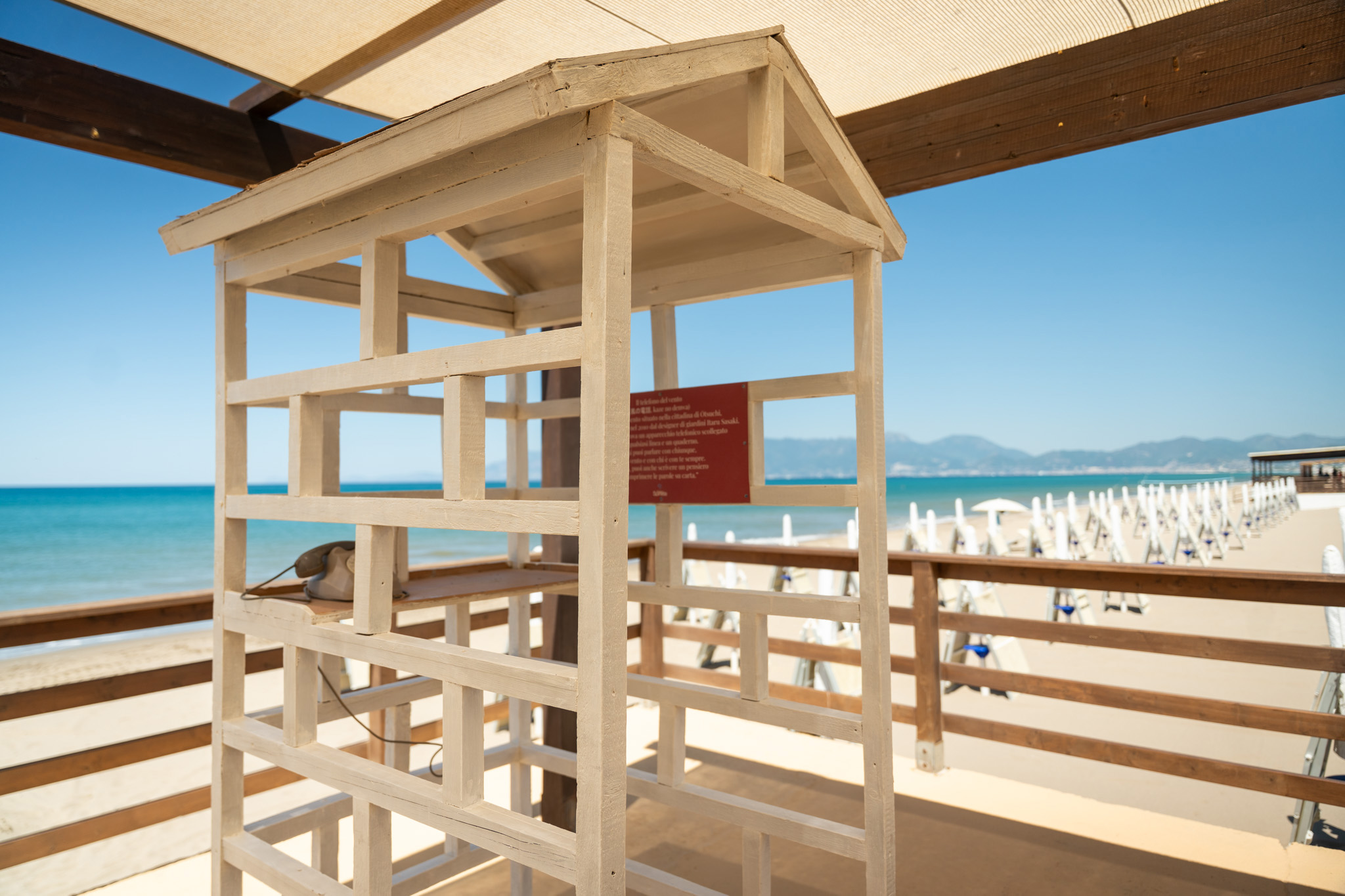 Ombrelloni e mare cristallino al Lido Riviera Spineta