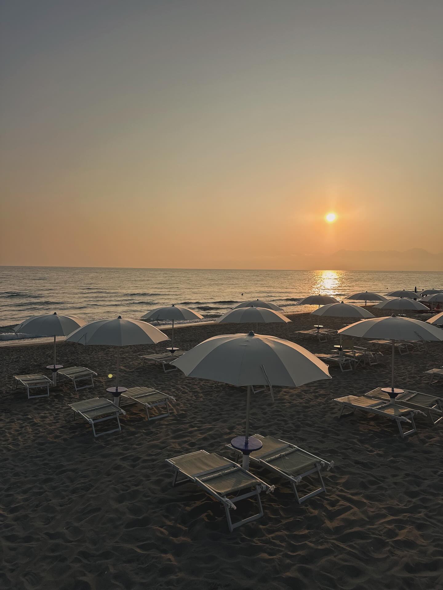 Spiaggia del lido vista dalla riva con mare sullo sfondo