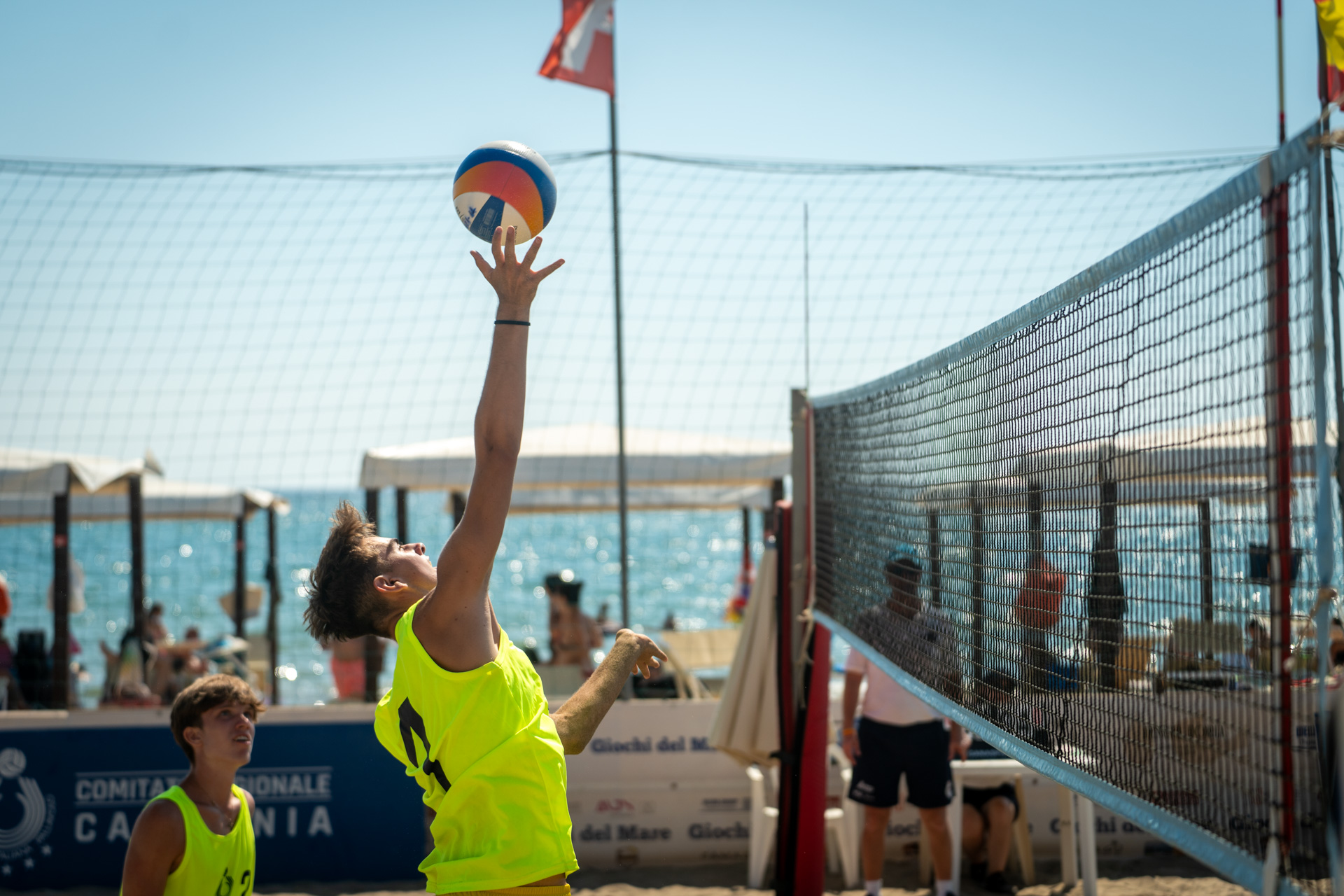 Lettini in prima fila sul mare, acqua sullo sfondo