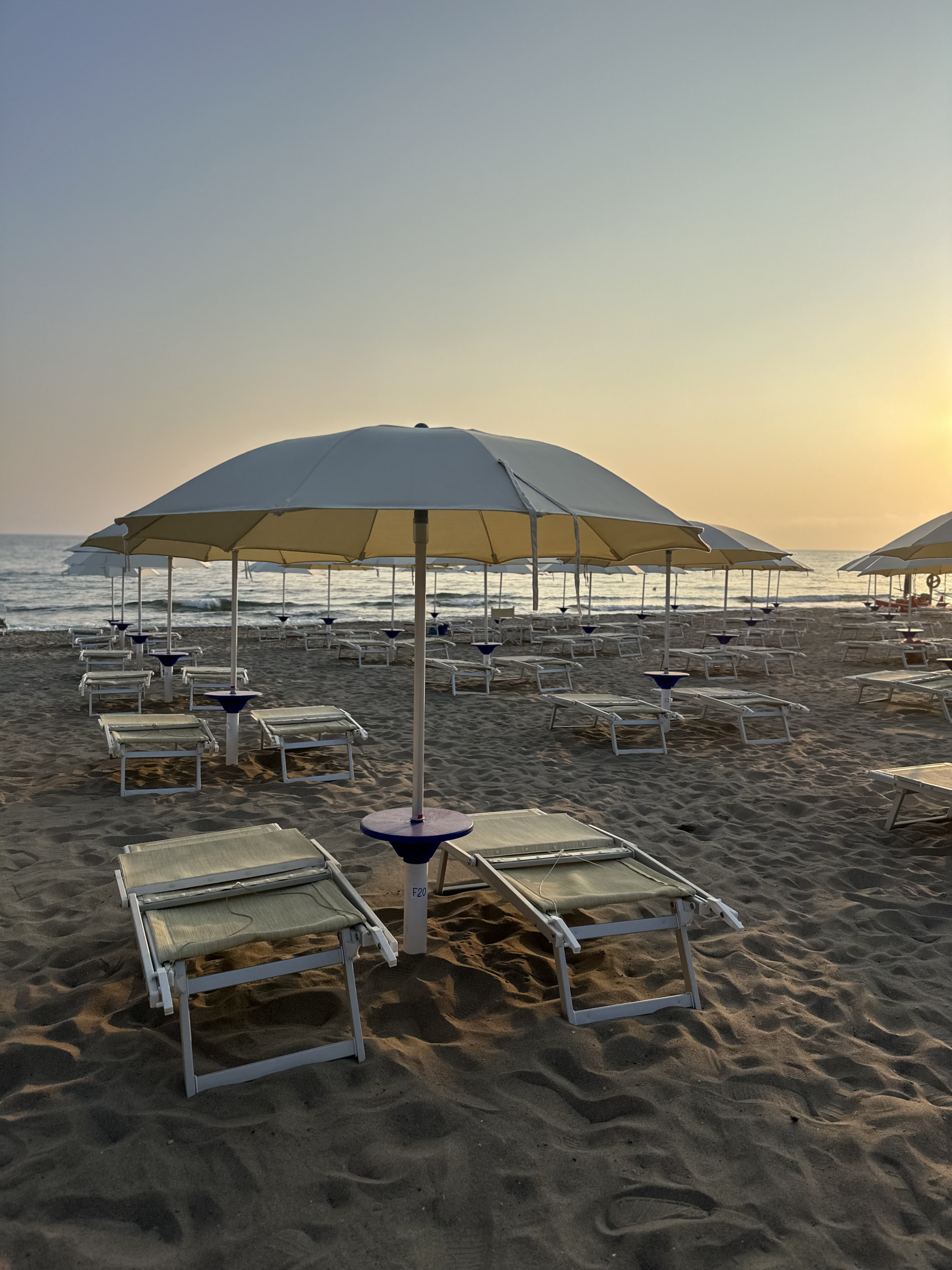 Ombrelloni in fila ordinata sulla spiaggia del Lido Riviera Spineta