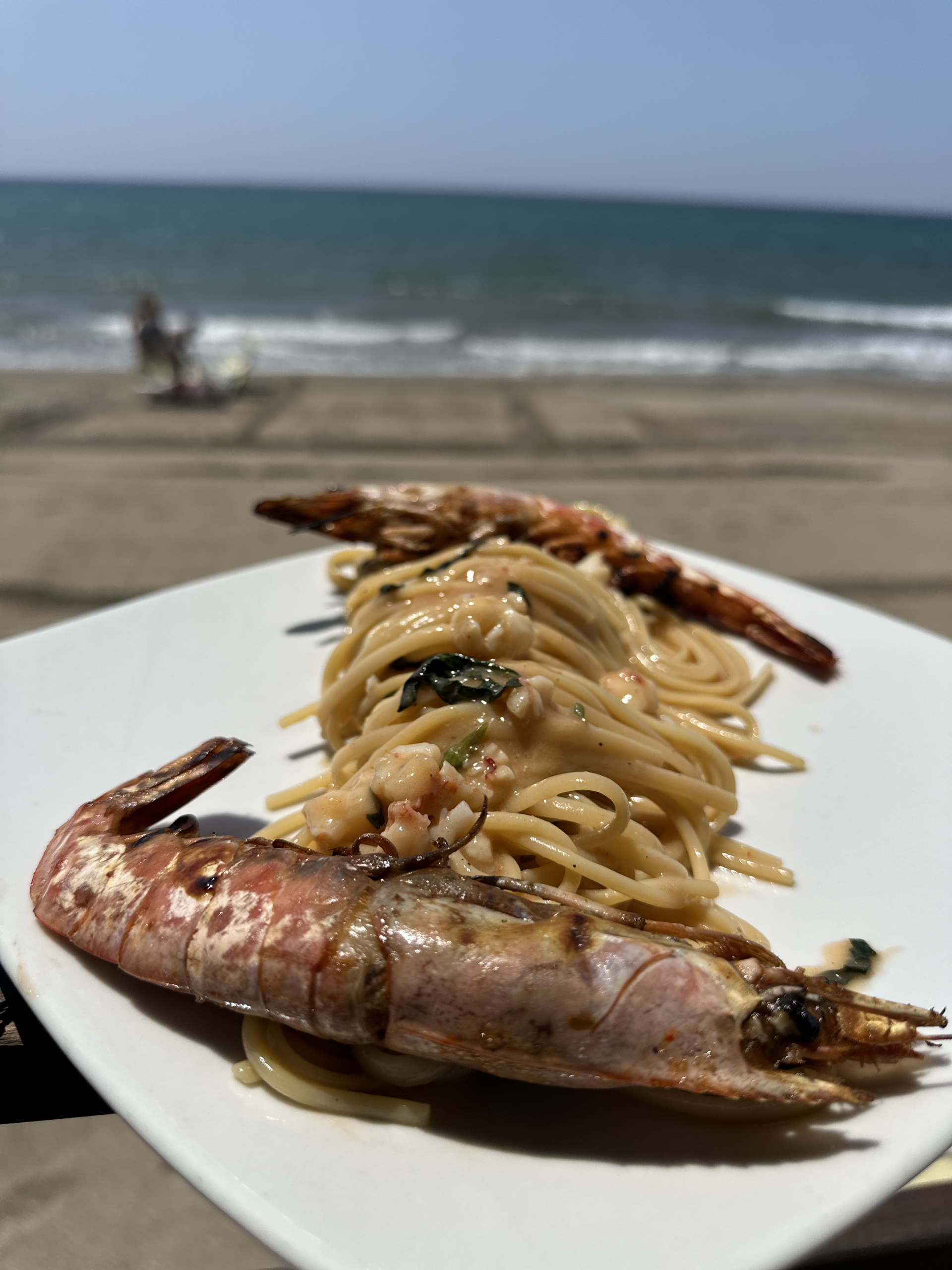 Serata al Lido Riviera Spineta con luci calde sulla rotonda sul mare