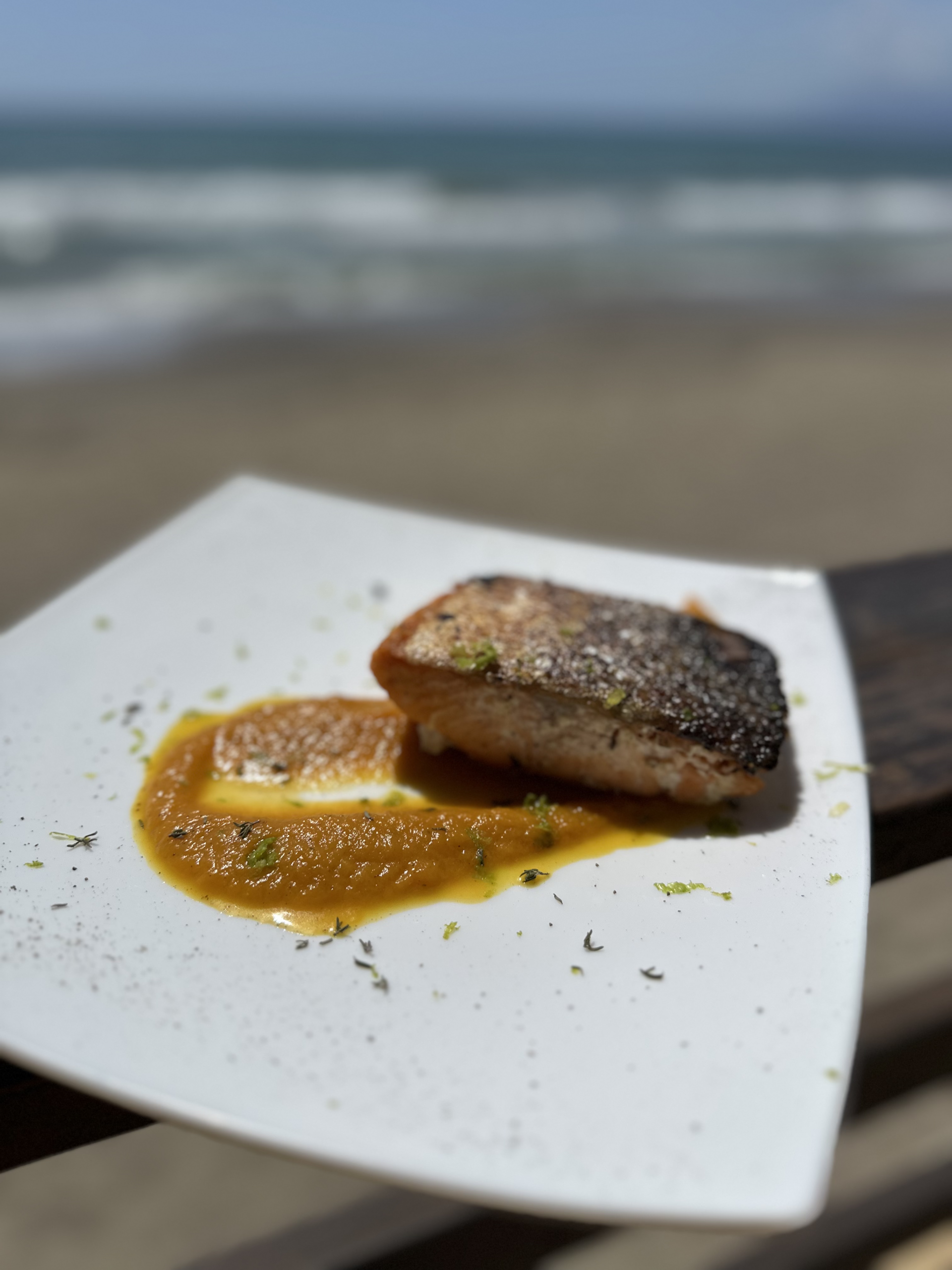 Tavoli della ristorazione del Lido Riviera Spineta al tramonto